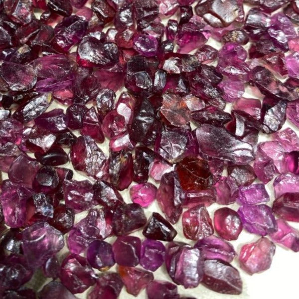 Purple pyrope garnet for faceting