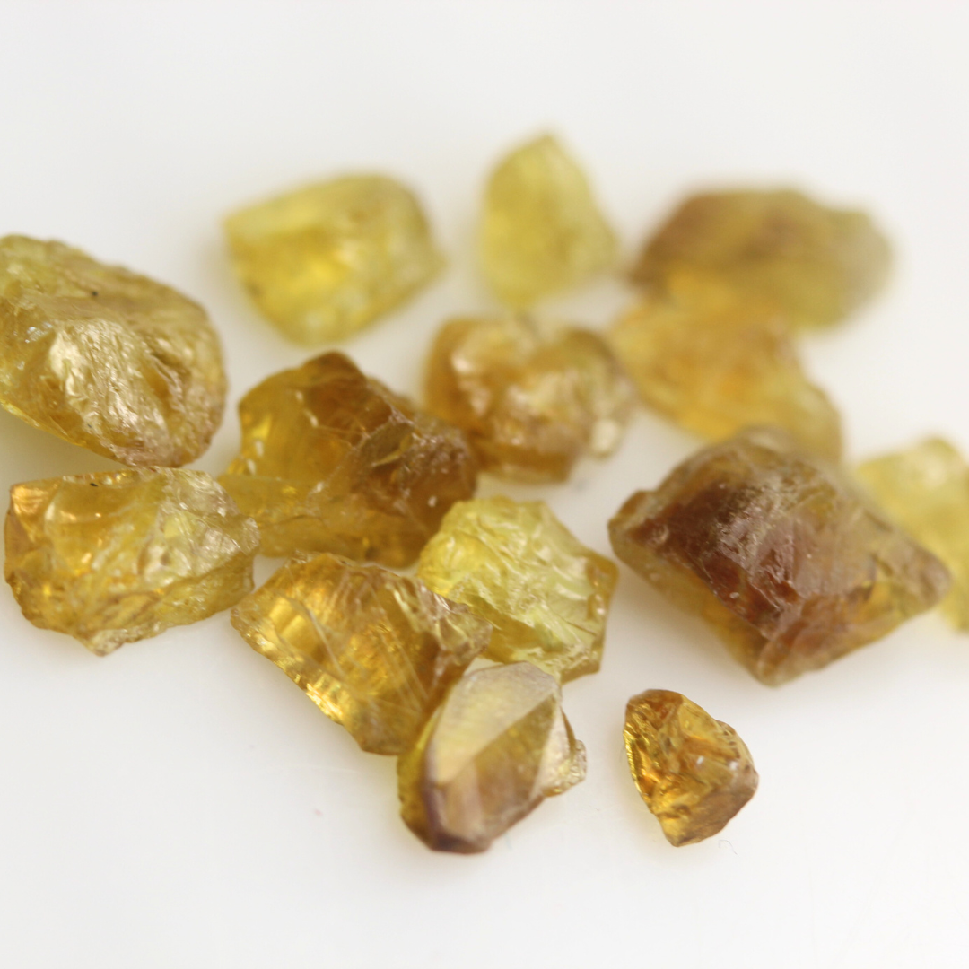 25 carats Natural Yellow Rough Sphene Titanite for Faceting / Cabbing Rough